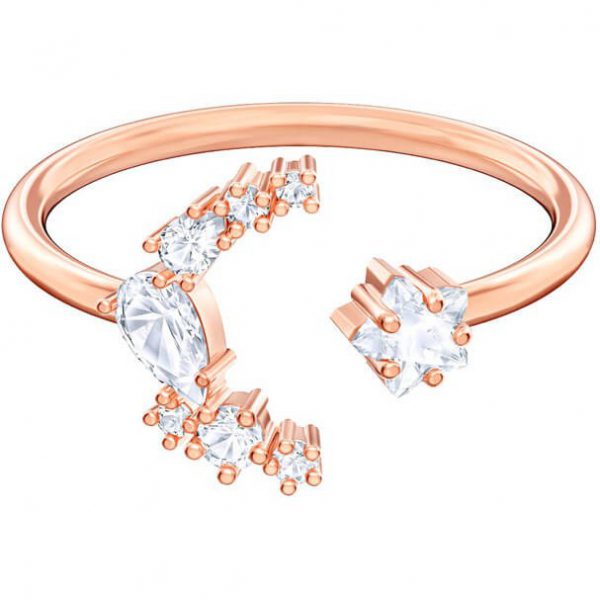 Este anillo abierto con baño de oro rosa está realzado con un diseño de luna y una delicada estrella.